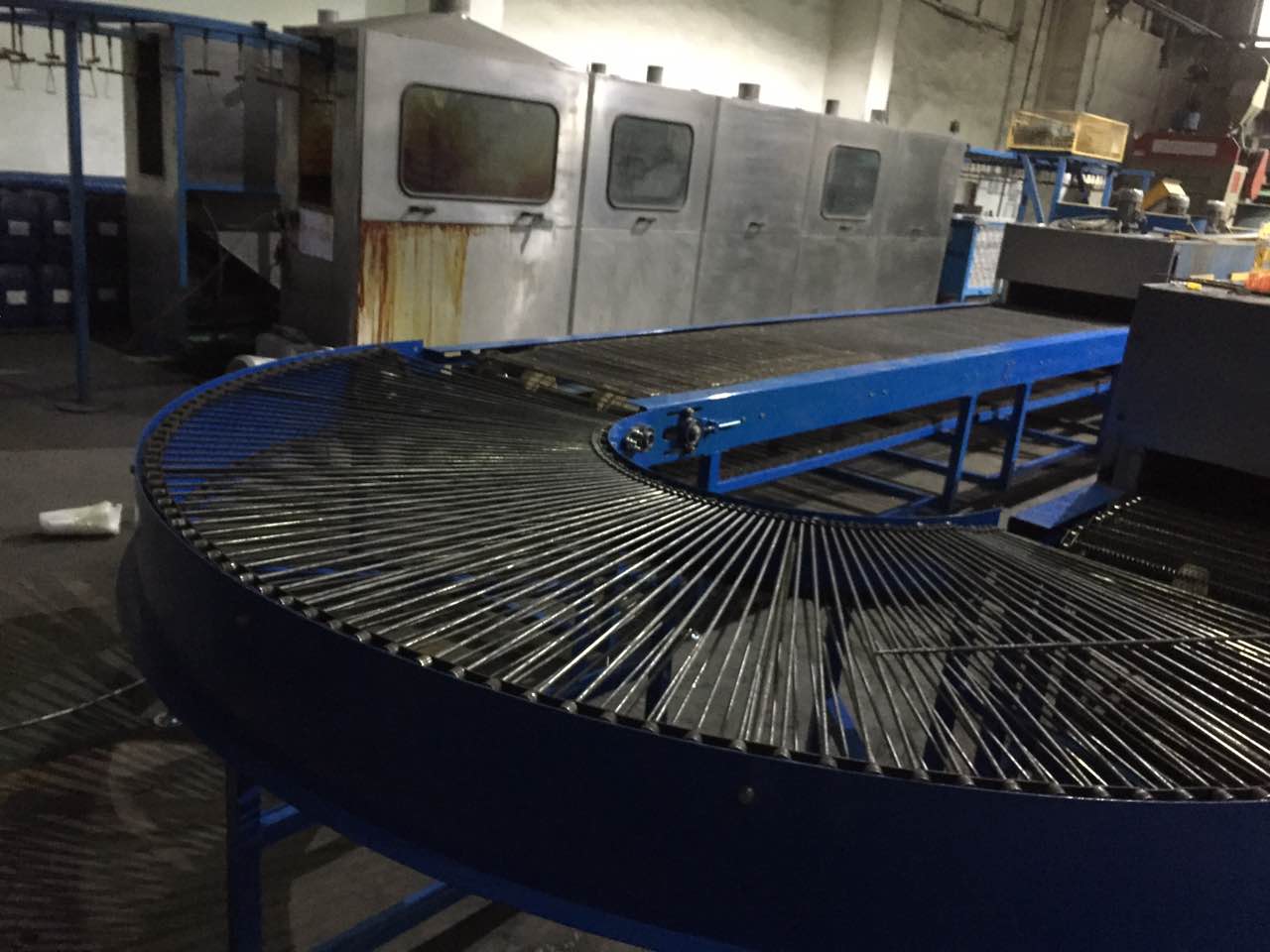 轉(zhuǎn)彎網(wǎng)鏈輸送機(jī)